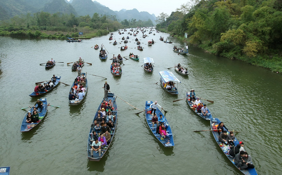 Ngày 2/2/2017 (tức mùng 6 Tết Nguyên đán Đinh Dậu) mới chính thức khai hội chùa Hương năm 2017, nhưng lượng khách đã về trẩy hội, lễ chùa cầu an tại chùa Hương đã rất đông ngay từ ngày mở hội (mùng 3 Tết). (Ảnh: Quốc Khánh/TTXVN)
