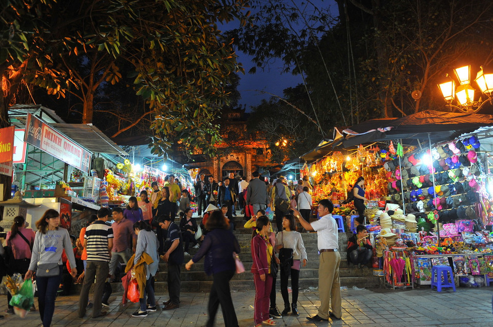 Du khách thập phương đến lễ hội chùa Hương. (Ảnh: Minh Đức/TTXVN)