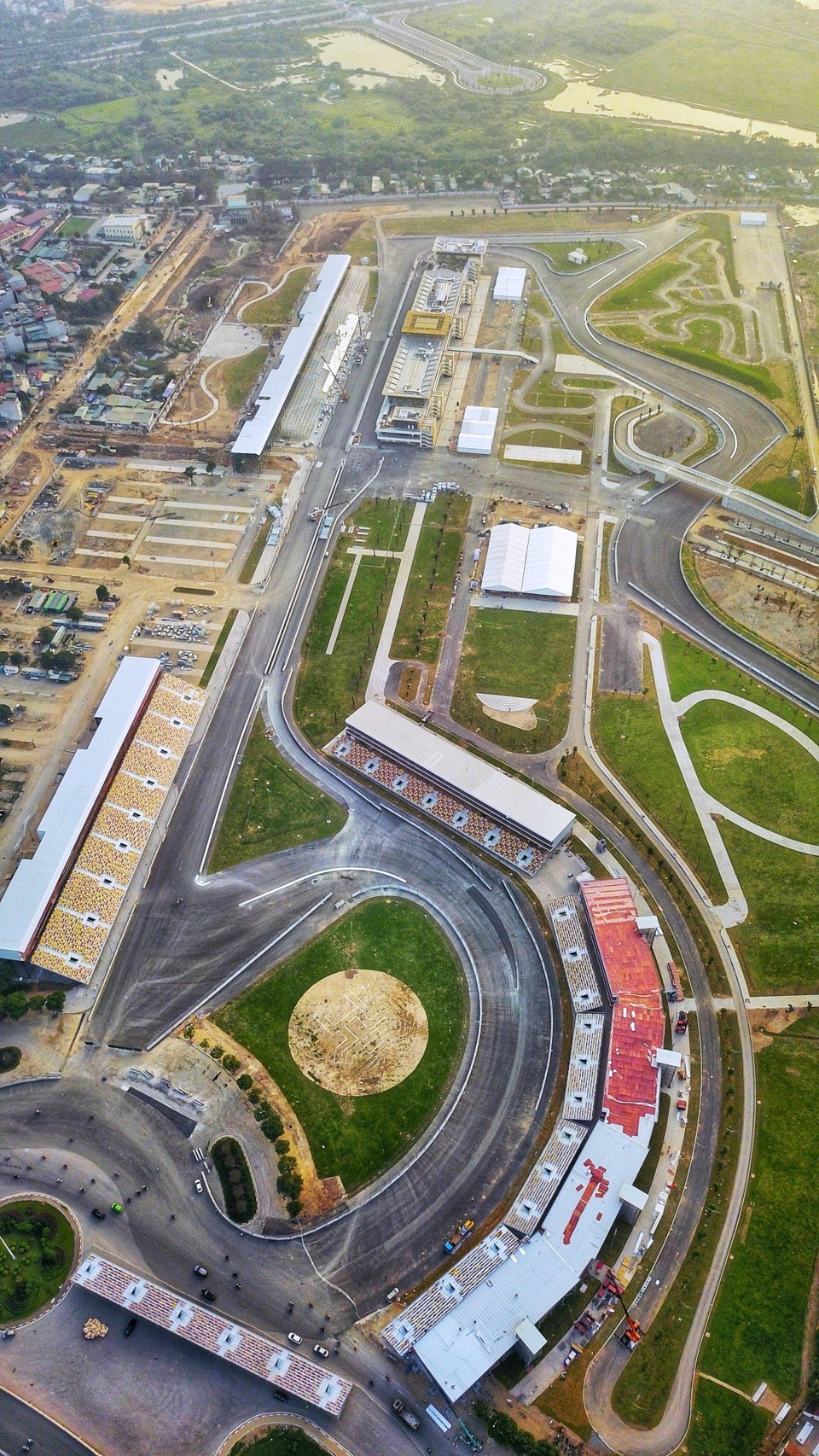 Biểu tượng Khuê Văn Các được thiết kế ngay trung tâm của chặng đua F1. (Ảnh: Thành Đạt/TTXVN)