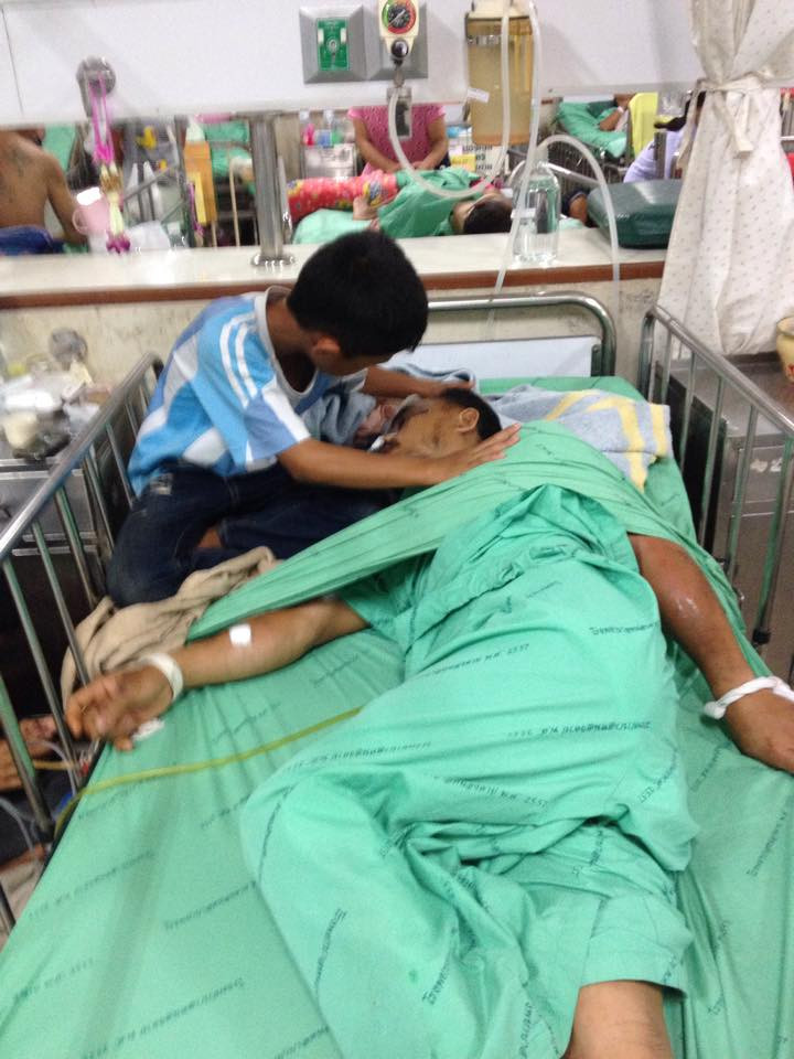 Cậu bé đã phải một mình chăm sóc bố bị tai nạn đang nằm trong bệnh viện. (Nguồn: Bangkokpost)