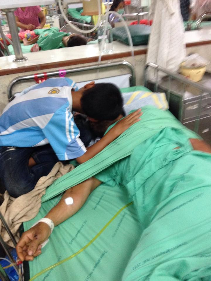 Hai bố con không có họ hàng hay tiền để mua thức ăn. (Nguồn: Bangkokpost)