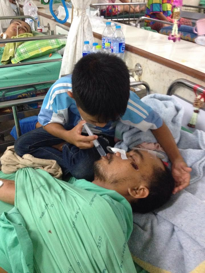 Thấu hiểu hoàn cảnh khó khăn đó, những người trong bệnh viện đã giúp đỡ họ bằng việc quyên tiền và cho hai bố con đồ ăn. (Nguồn: Bangkokpost)