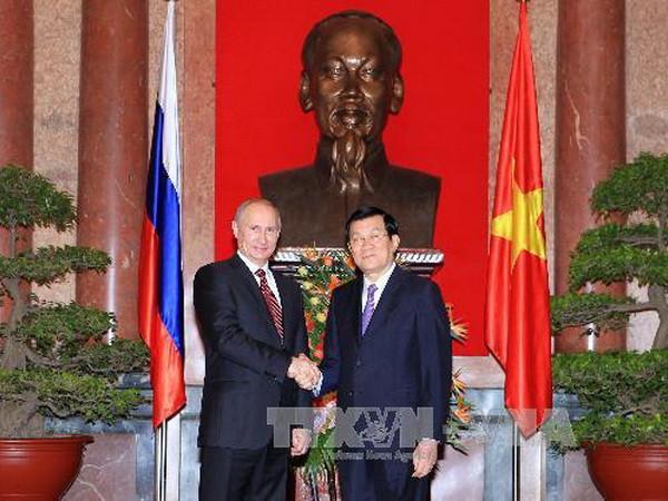 Chủ tịch nước Trương Tấn Sang đón Tổng thống Vladimir Putin. (Ảnh: Nguyễn Khang/TTXVN)