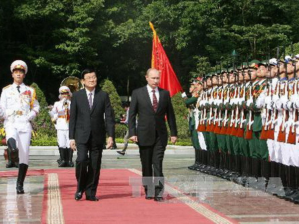 Chủ tịch nước Trương Tấn Sang và Tổng thống Vladimir Putin duyệt Đội danh dự Quân đội nhân dân Việt Nam. (Ảnh: Nguyễn Khang/TTXVN)