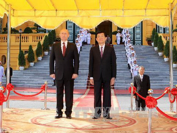 Chủ tịch nước Trương Tấn Sang và Tổng thống Vladimir Putin trên bục danh dự tại Lễ đón. (Ảnh: Nguyễn Khang/TTXVN)