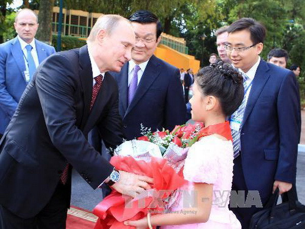 Thiếu nhi Thủ đô Hà Nội tặng hoa chào mừng Tổng thống Vladimir Putin. (Ảnh: Nguyễn Khang/TTXVN)