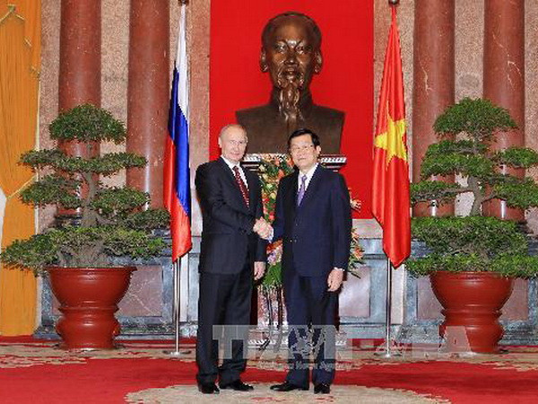 Chủ tịch nước Trương Tấn Sang đón Tổng thống Vladimir Putin. (Ảnh: Nguyễn Khang/TTXVN)