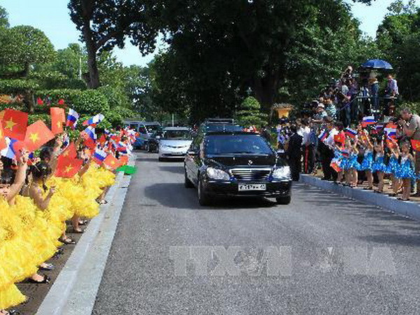 Nhân dân Thủ đô Hà Nội nồng nhiệt chào đón Tổng thống Vladimir Putin. (Ảnh: Nguyễn Khang/TTXVN)