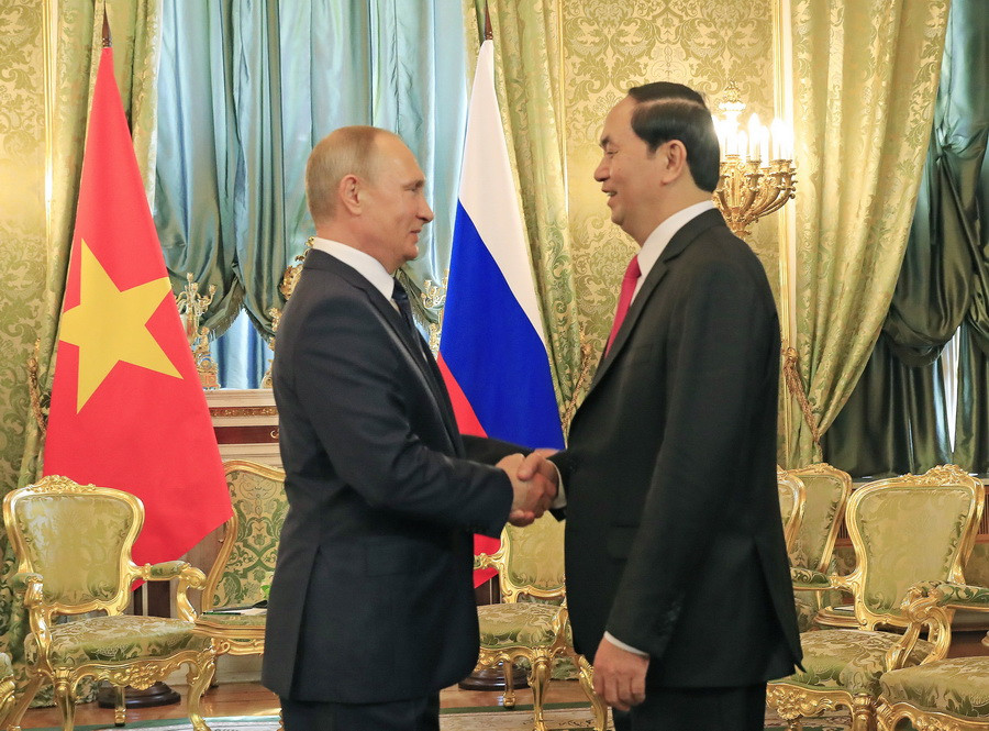 Tổng thống Liên bang Nga V. Putin đón Chủ tịch nước Trần Đại Quang tại điện Kremlin. (Ảnh: Nhan Sáng/TTXVN)