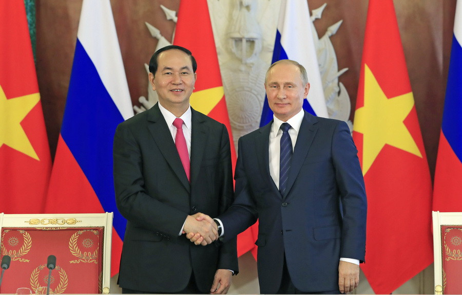 Chủ tịch nước Trần Đại Quang và Tổng thống Liên bang Nga V. Putin bắt tay sau Lễ ký các văn kiện hợp tác giữa hai nước. (Ảnh: Nhan Sáng/TTXVN)