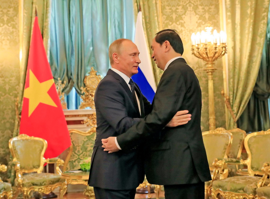 Tổng thống Liên bang Nga V. Putin đón Chủ tịch nước Trần Đại Quang tại điện Kremlin. (Ảnh: Nhan Sáng/TTXVN)