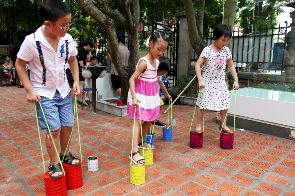Đua tốc độ với nhau trên 2 ống lon. (Ảnh: Doãn Đức/Vietnam+)