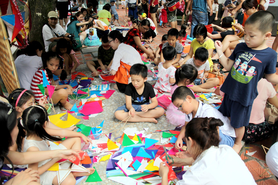 Ngoài ra còn có các hoạt động như làm đèn ông sao, tạo mặt nạ bồi, đầu sư tử. (Ảnh: Doãn Đức/Vietnam+)