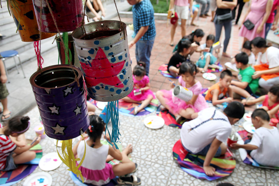 Sau khi tô màu xong, các bé sẽ treo lên giá cho khô màu và trưng bày cho mọi người cùng thưởng thức. (Ảnh: Doãn Đức/Vietnam+)