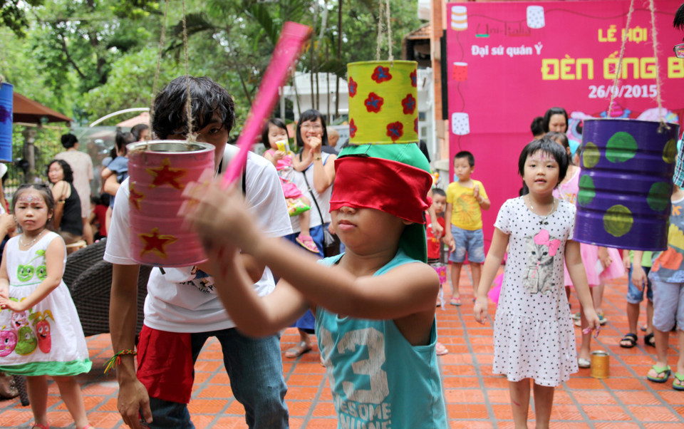 Trò chơi đập lon thu hút khá đông các bé tham gia. (Ảnh: Doãn Đức/Vietnam+)