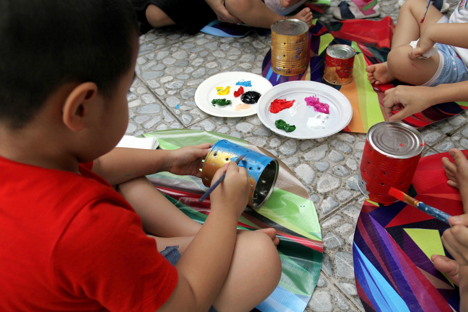 Lồng đèn ống bơ là loại lồng đèn đặc biệt, cách làm loại lồng đèn mộc mạc đơn giản, dễ làm nhưng đem lại nhiều niềm vui trong mùa trung thu. (Ảnh: Doãn Đức/Vietnam+)