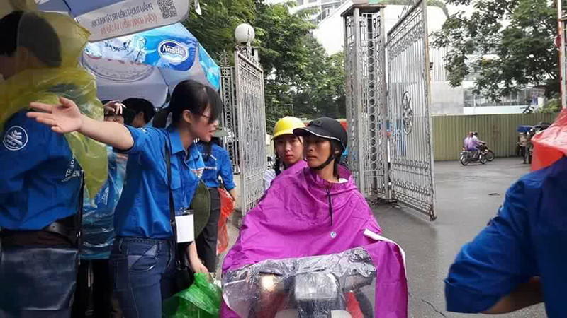 Tại điểm thi trường Đại học Sư phạm, với sự hỗ trợ nhiệt tình của các bạn sinh viên tình nguyện, nhiều sỹ tử đã nhanh chóng hoàn tất thủ tục. (Ảnh: CTV)