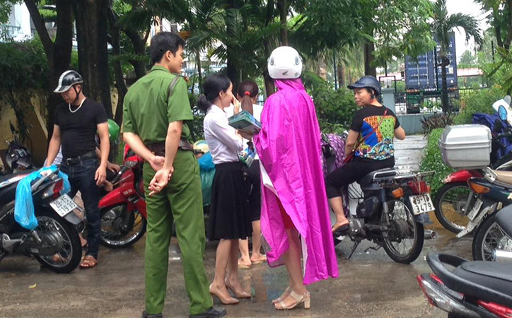 Tuy nhiên lực lượng chức năng đã nhanh chóng can thiệp ngặn chặn tình trạng này. (Ảnh: Sơn Bách/Vietnam+)