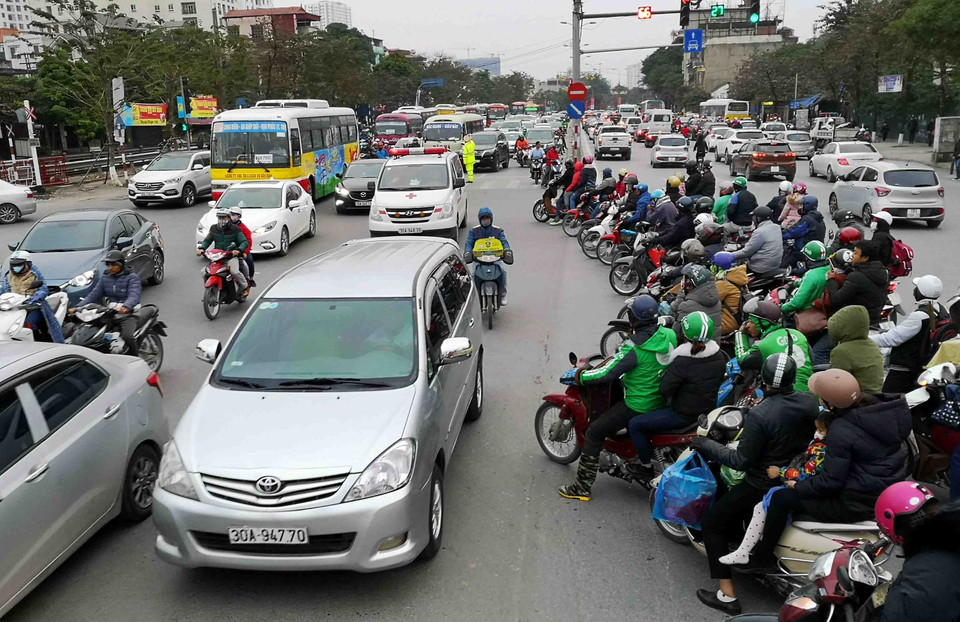 Mật độ người, phương tiện giao thông tại các tuyến đường dẫn vào trung tâm thành phố, khu vực bến tàu, bến xe lại tăng cao đột biến. (Ảnh: Thanh Tùng/TTXVN)