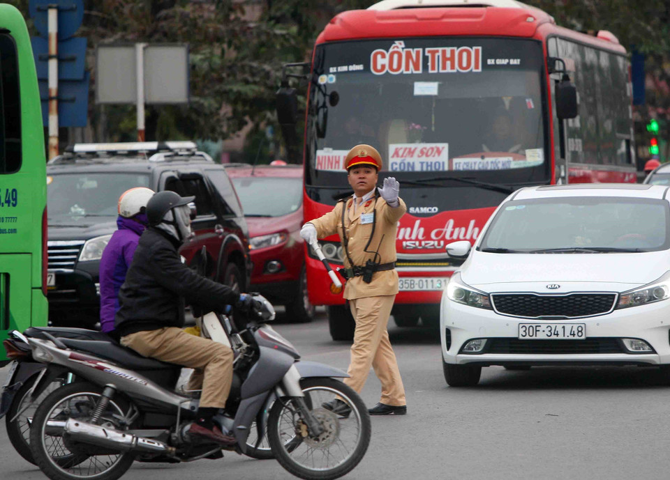 Lực lượng Cảnh sát giao thông được tăng cường tại nút giao thông Giải Phóng-Linh Đàm để phân luồng, điều tiết hạn chế tình trạng ùn tắc, tạo điều kiện thuận lợi cho người tham gia giao thông trở lại Thủ đô. (Ảnh: Thanh Tùng/TTXVN)