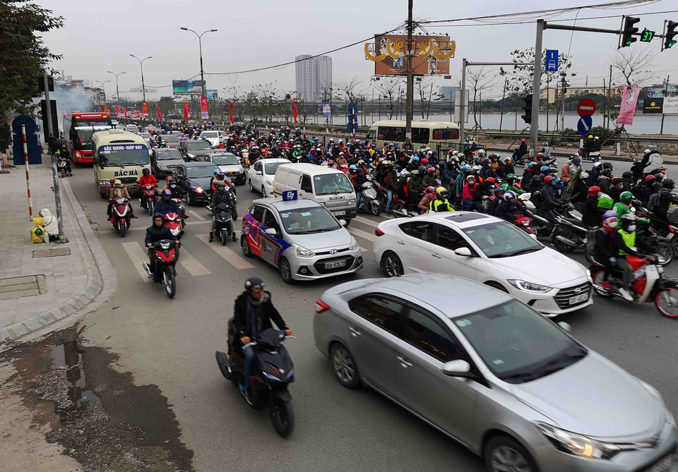 Chiều 1/1/2019 (ngày cuối cùng của kỳ nghỉ Tết Dương lịch), nhiều người dân, lao động, học sinh, sinh viên từ khắp các tỉnh, thành phố lại tấp nập trở lại thủ đô Hà Nội. (Ảnh: Thanh Tùng/TTXVN)