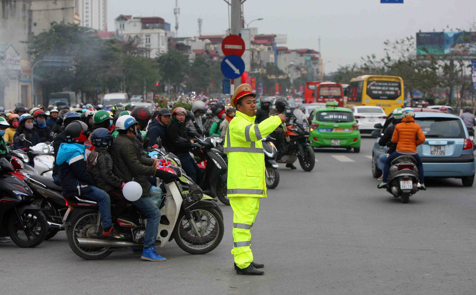 Lực lượng Cảnh sát giao thông được tăng cường tại nút giao thông Giải Phóng-Linh Đàm để phân luồng, điều tiết hạn chế tình trạng ùn tắc, tạo điều kiện thuận lợi cho người tham gia giao thông trở lại Thủ đô. (Ảnh: Thanh Tùng/TTXVN)