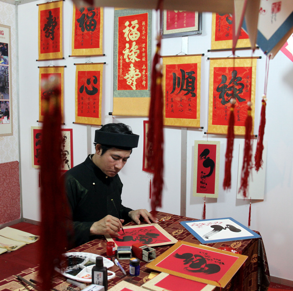 Gian hàng thư pháp Nguyên Lộc được trang trí cầu kì, bắt mắt. (Ảnh: Doãn Đức/Vietnam+)