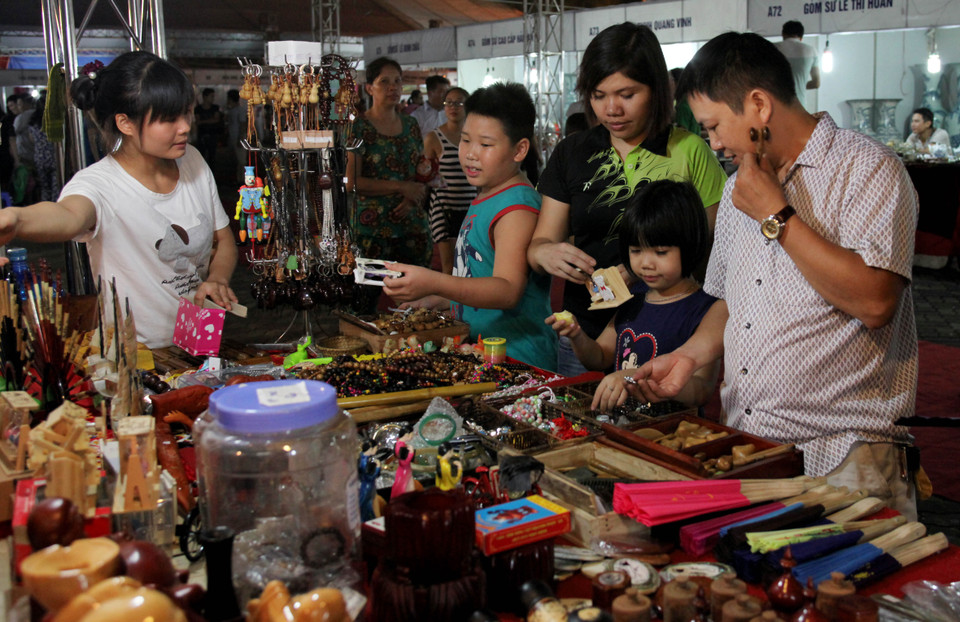 Các gian hàng được thiết kế với phong cách hài hòa, độc đáo, mô phỏng một không gian làng nghề đặc trưng. (Ảnh: Doãn Đức/Vietnam+)