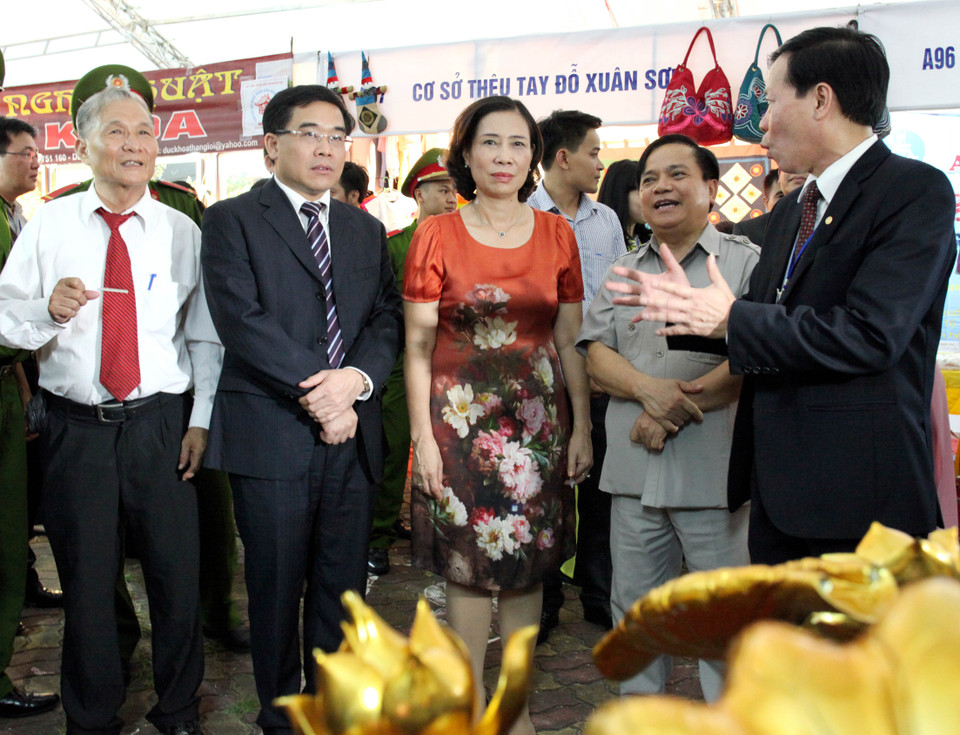 Lãnh đạo Sở Văn hóa, Thể thao và Du lịch tham quan các gian hàng làng nghề truyền thống. (Ảnh: Doãn Đức/Vietnam+)