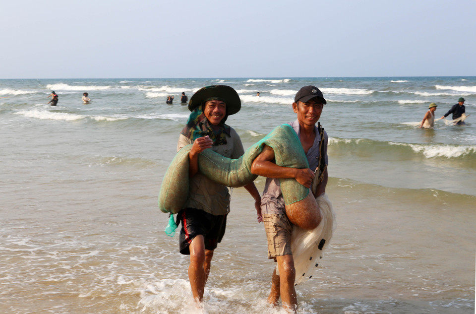 Nhờ kéo trúng luồng nên hai ngư dân này chỉ sau một thời gian ngắn thu về gần 40kg ruốc. (Ảnh: Hồ Cầu/TTXVN)