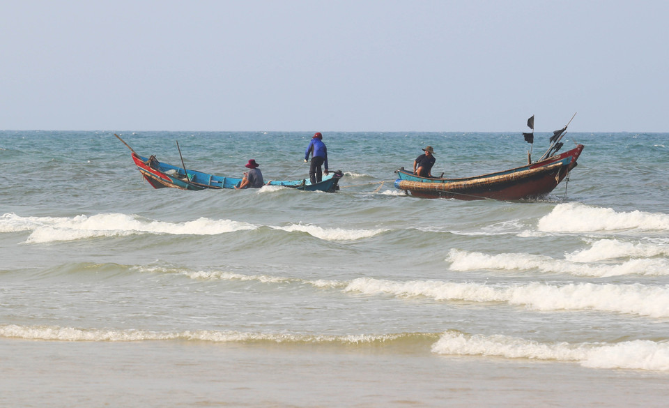 Ngư dân xã Trung Giang, huyện Gio Linh đang kéo ruốc bằng thuyền. Chuyến biển bắt đầu vào sáng sớm và kết thúc vào chiều cùng ngày, khai thác được từ 3 tạ đến 1 tấn ruốc mỗi chuyến. (Ảnh: Hồ Cầu/TTXVN)