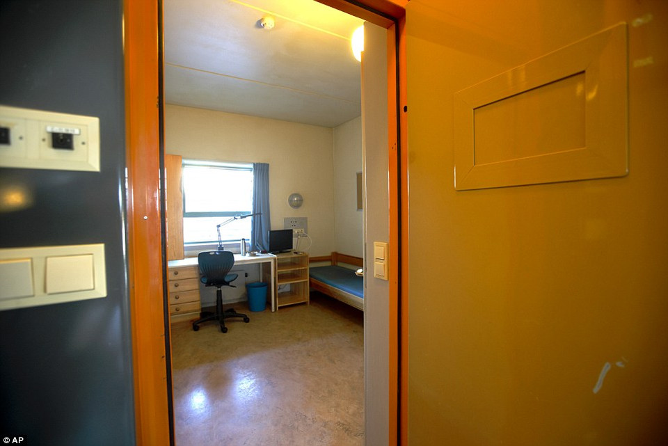 Phòng giam của Anders Breivik có tivi và máy chơi game PlayStation riêng. Đây cũng là điều dễ hiểu khi nhiều nhà tù ở Na Uy được công nhận là nhà tù nhân đạo nhất thế giới. (Nguồn: Dailymail)