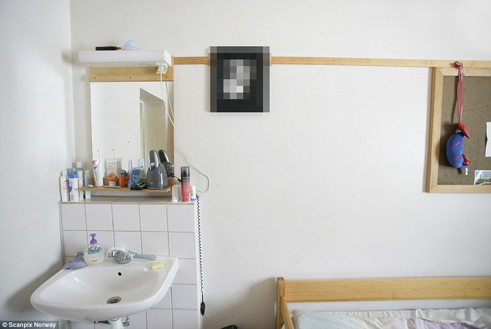 Kẻ theo chủ nghĩa cực hữu này hiện đang thụ án 21 năm tù do bị kết tội khủng bố và thảm sát trong vụ tấn công bằng bom và súng nhằm vào tòa nhà chính phủ và trại hè của đảng cầm quyền ở đảo Utoya hồi năm 2011.