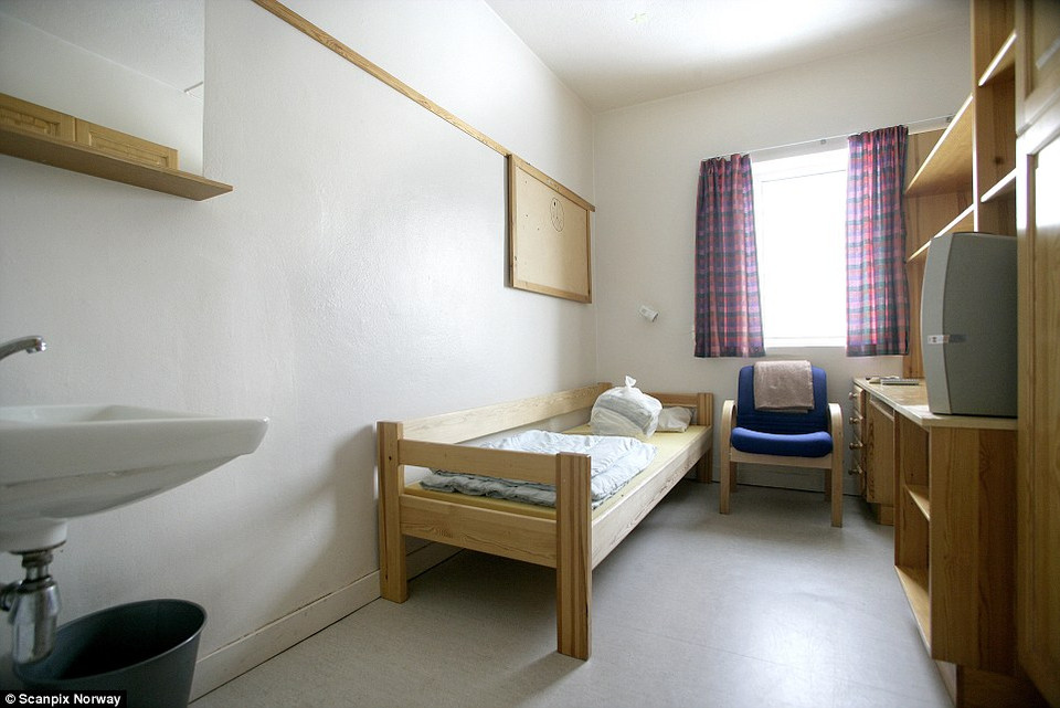Trước năm 2013, Breivik bị nhốt ở nhà tù Lla. Tại đây, hắn cũng có phòng riêng với đủ tivi, đầu đĩa và trò chơi điện tử. (Nguồn: Dailymail)