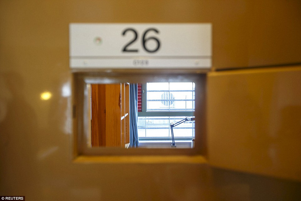 Tên sát nhân này còn có chỗ giặt quần áo và tự nấu ăn riêng cho mình trong phòng. (Nguồn: Dailymail)