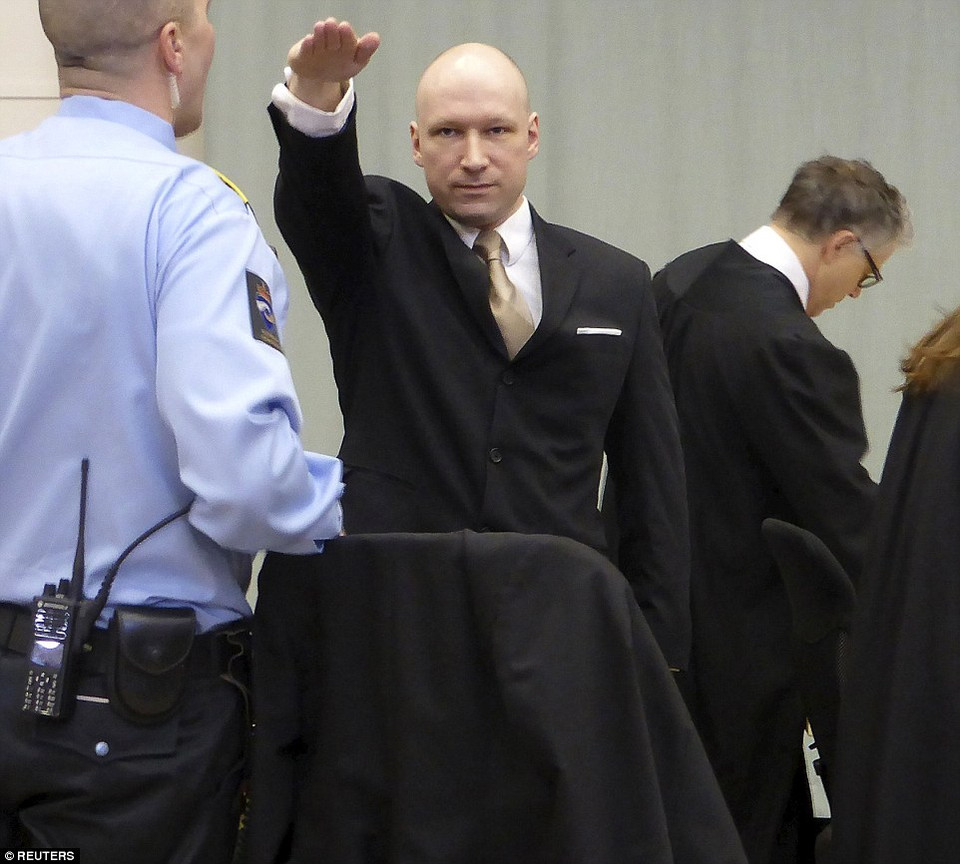 Tên sát nhân hàng loạt giơ tay chào theo phong cách Đức quốc xã. (Nguồn: Dailymail)