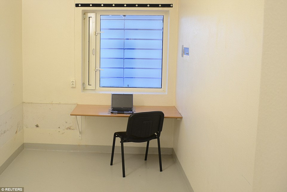 Máy tính được lắp trong phòng của tên sát nhân ở nhà tù Lla. (Nguồn: Dailymail)