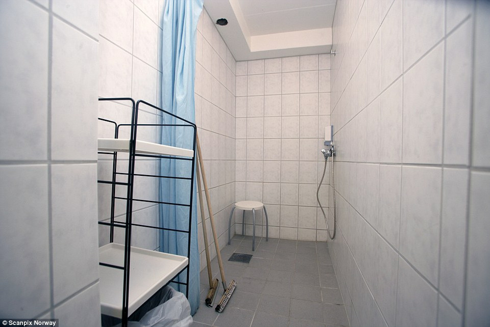 Breivik cáo buộc hắn bị đối xử tồi tệ trong nhà tù ở Na Uy mặc dù hắn chưa từng lên tiếng các gia đình nạn nhân trong vụ thảm sát năm 2011. (Nguồn: Dailymail)