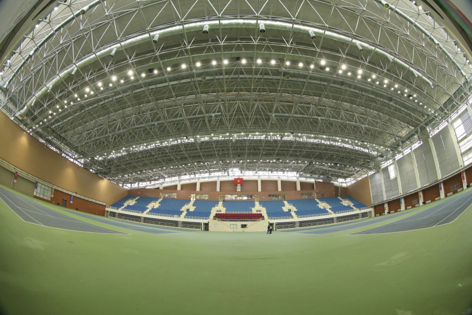 Bên trong Cung Điền kinh Hà Nội với sức chứa 3000 chỗ ngồi, là nơi tổ chức bộ môn Đấu kiếm (13-18/5) và lễ bế mạc của SEA Games 31. (Ảnh: Minh Quyết/TTXVN)