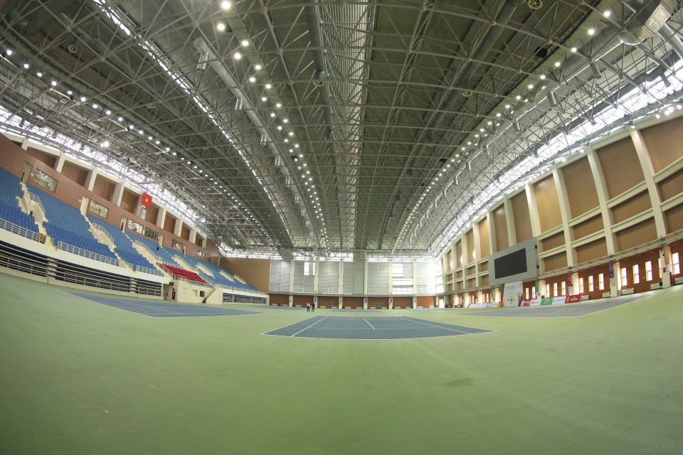 Bên trong Cung Điền kinh Hà Nội với sức chứa 3000 chỗ ngồi, là nơi tổ chức bộ môn Đấu kiếm (13-18/5) và lễ bế mạc của SEA Games 31. (Ảnh: Minh Quyết/TTXVN)