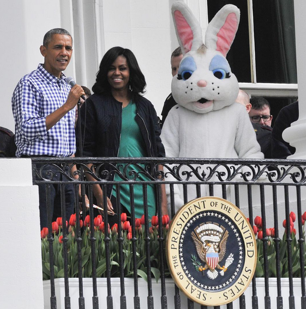 Hoạt động 'lăn trứng Phục sinh' là một sự kiện cộng đồng thường niên của Nhà Trắng. Năm nay là năm thứ 138 sự kiện được tổ chức với nhiều hoạt động và trò chơi khác nhau. Vợ chồng Tổng thống Mỹ Barack Obama cùng sự xuất hiện của chú thỏ Phục sinh khổng lồ đã đón chào người dân tới bãi cỏ phía Nam Nhà Trắng. (Nguồn: buzzfeed) 