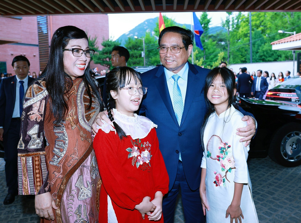 Thủ tướng Phạm Minh Chính và Phu nhân gặp gỡ cộng đồng người Việt Nam tại Hàn Quốc. (Ảnh: Dương Giang/TTXVN)