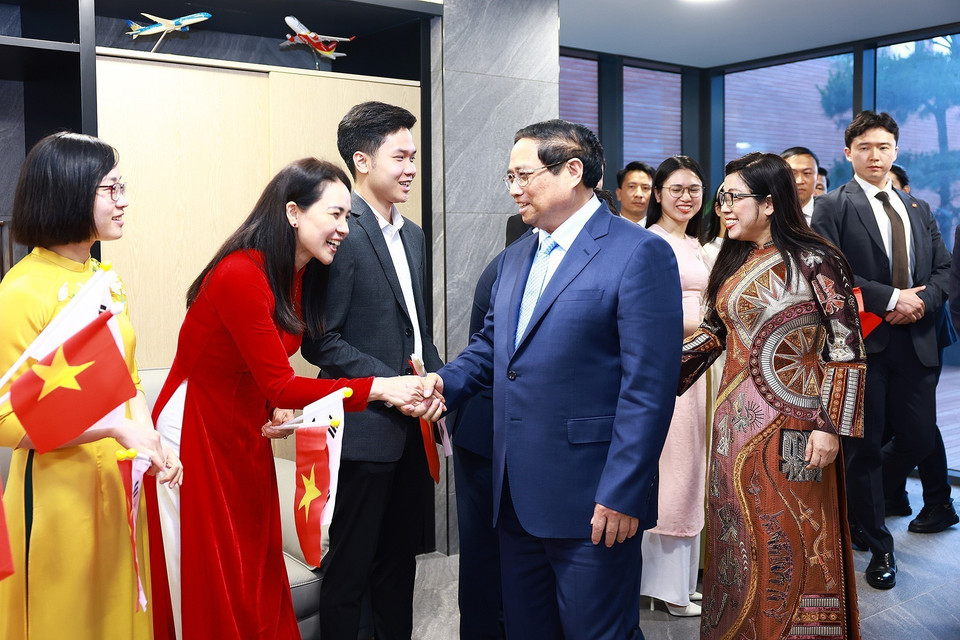 Thủ tướng Phạm Minh Chính và Phu nhân gặp gỡ cán bộ, nhân viên Đại sứ quán và cộng đồng người Việt Nam tại Hàn Quốc. (Ảnh: Dương Giang/TTXVN)