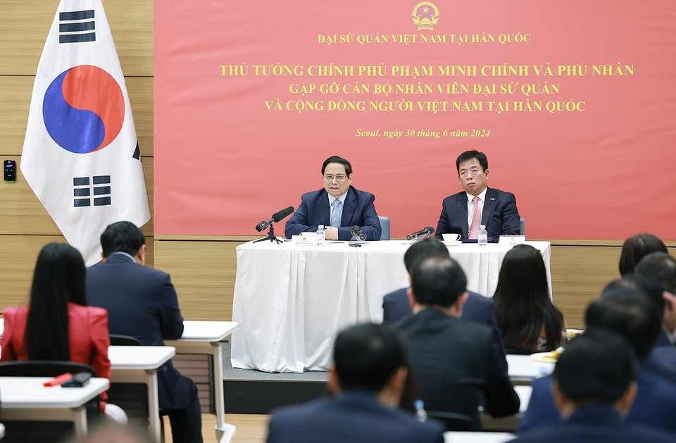 Thủ tướng Phạm Minh Chính phát biểu tại buổi gặp gỡ cán bộ, nhân viên Đại sứ quán và cộng đồng người Việt Nam tại Hàn Quốc. (Ảnh: Dương Giang/TTXVN)