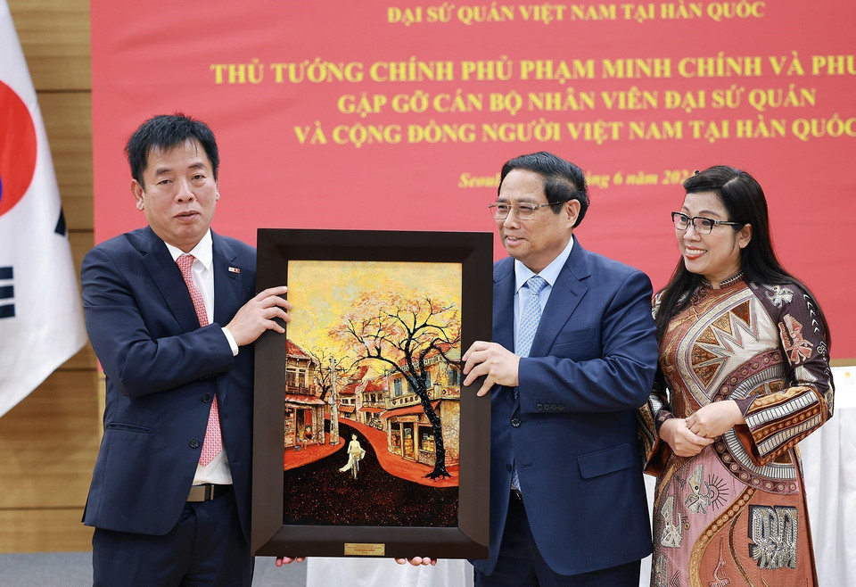 Thủ tướng Phạm Minh Chính và Phu nhân tặng quà lưu niệm cho Đại sứ quán Việt Nam tại Hàn Quốc. (Ảnh: Dương Giang/TTXVN)