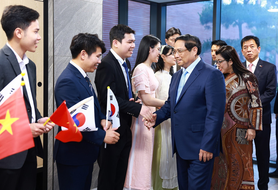 Thủ tướng và Phu nhân gặp gỡ cán bộ, nhân viên Đại sứ quán và cộng đồng người Việt Nam tại Hàn Quốc. (Ảnh: Dương Giang/TTXVN)