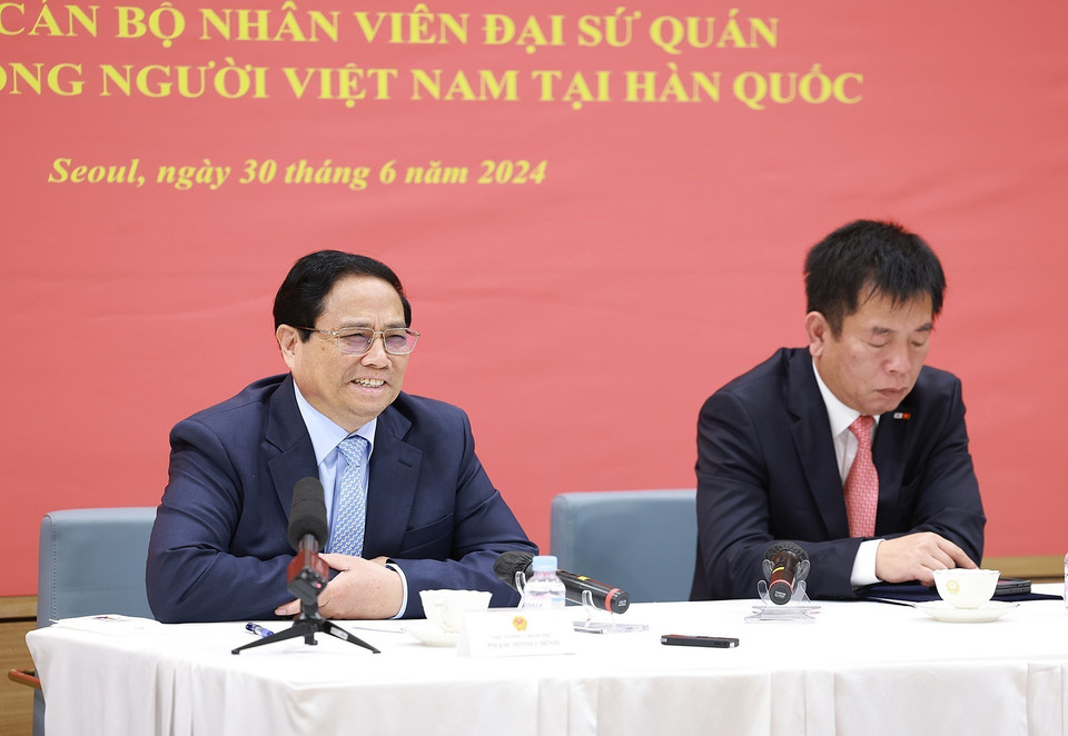 Thủ tướng Phạm Minh Chính phát biểu tại buổi gặp gỡ cán bộ, nhân viên Đại sứ quán và cộng đồng người Việt Nam tại Hàn Quốc. (Ảnh: Dương Giang/TTXVN)