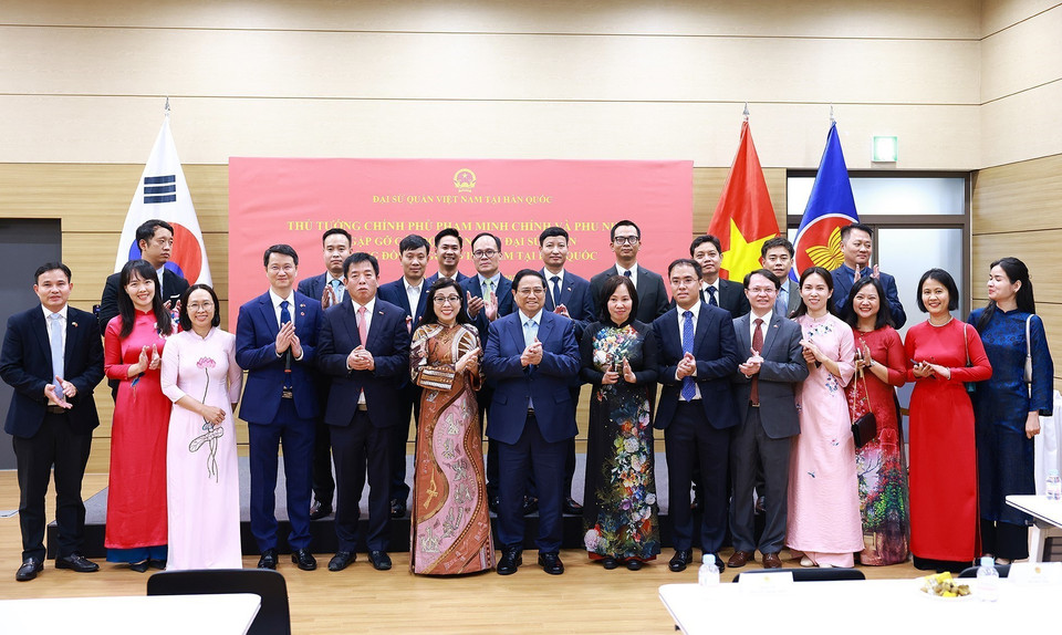 Trong chuyến thăm chính thức Hàn Quốc, chiều 30/6/2024, tại Thủ đô Seoul, Thủ tướng Phạm Minh Chính và Phu nhân gặp gỡ cán bộ, nhân viên Đại sứ quán và cộng đồng người Việt Nam tại Hàn Quốc. (Ảnh: Dương Giang/TTXVN)