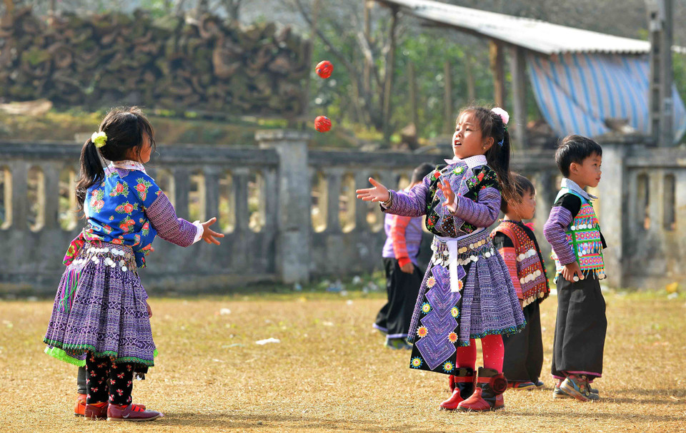  Các hoạt động vui xuân như ném pao, đánh cù, biểu diễn khèn Mông... kéo dài cả tháng. (Ảnh: Thanh Hà/TTXVN) 