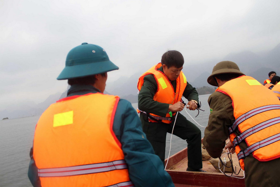 Lực lượng cứu hộ tìm kiếm các nạn nhân ngày 21/1. (Ảnh: Hữu Quyết-Công Luật/TTXVN)